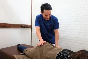 手技を中心として治療器などを組み合わせることにより痛みや症状を根本改善。再発予防も重視！