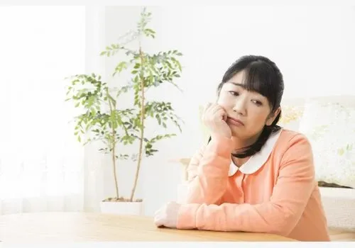 大人の猫背は筋力低下や日々の生活習慣が主な原因