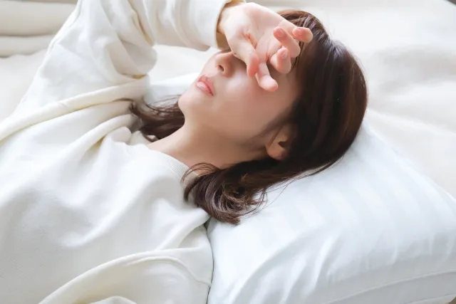 伊達市で眼精疲労に悩むデスクワーク中の女性