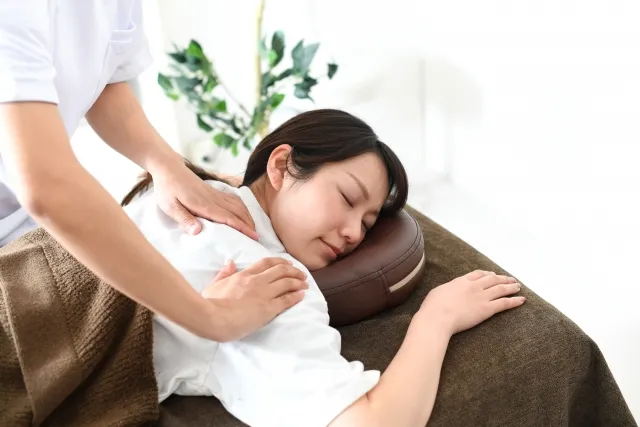 伊達市のももの花整骨院で胸や肩甲骨まわりを整え巻き肩をケアする施術